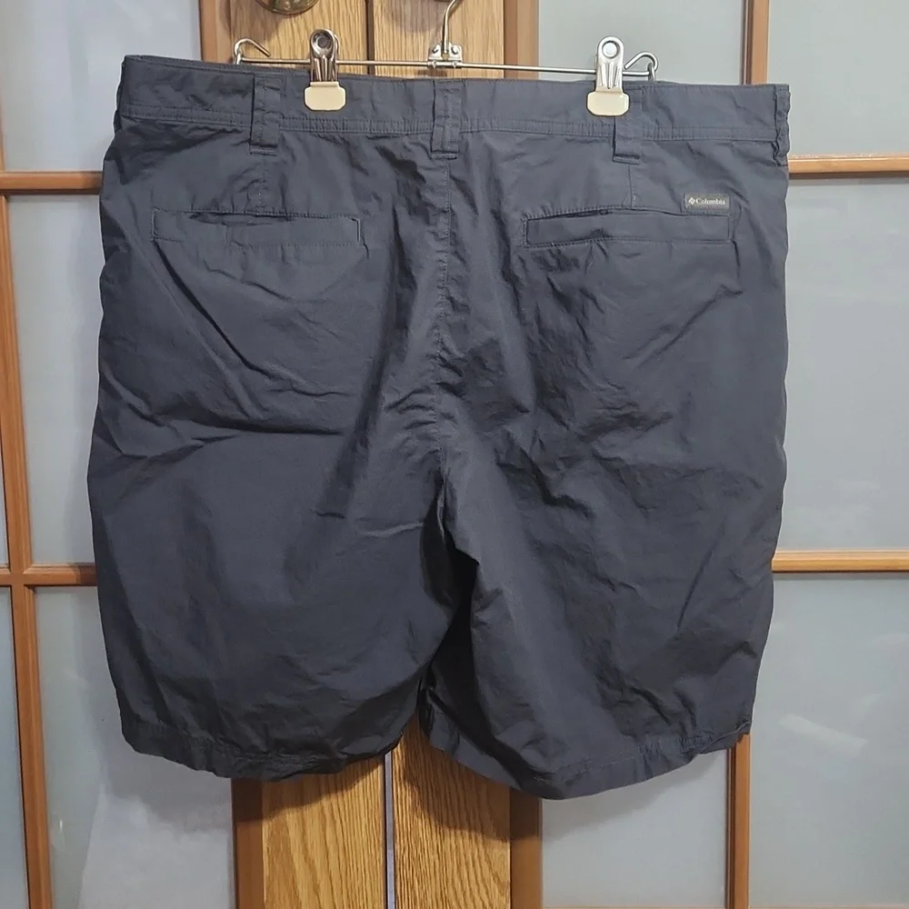 Columbia Men's Charcoal Flat Front Shorts Size 40
